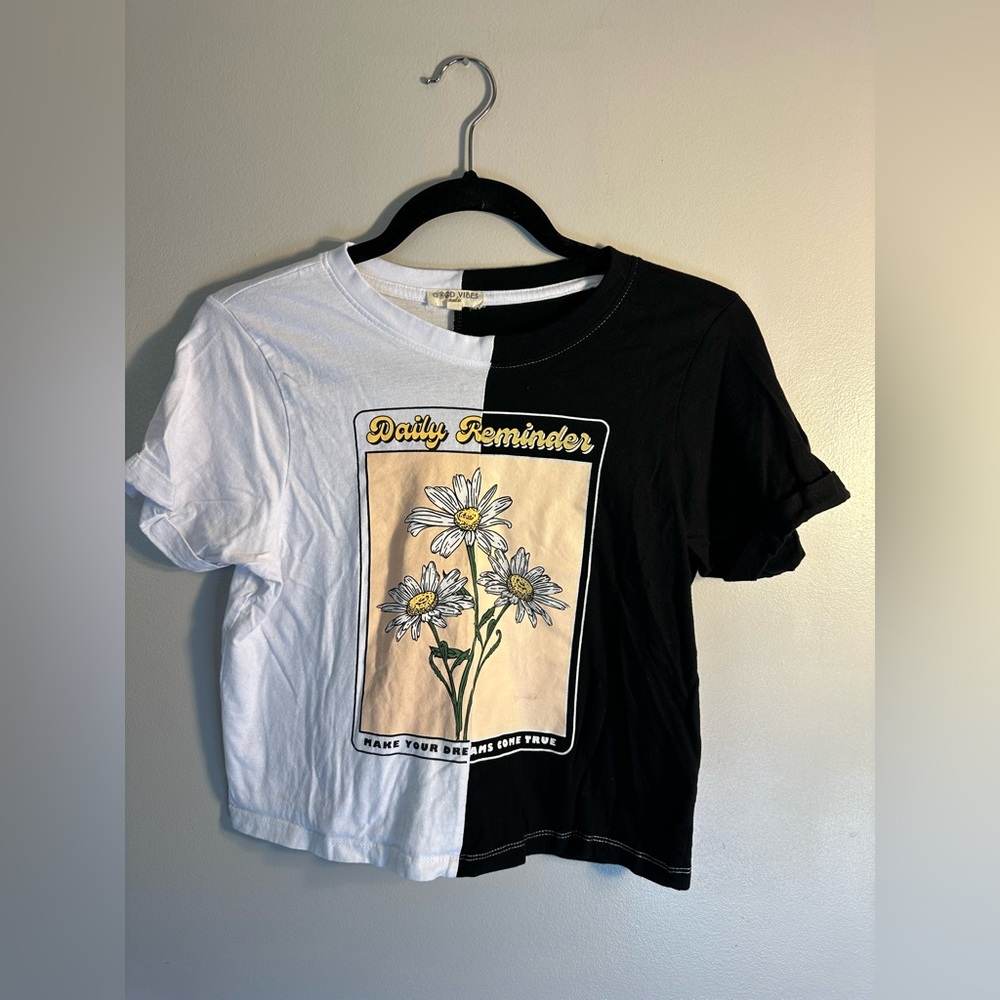 XS “Daily Reminder make your dreams come true” black and white crop top.
